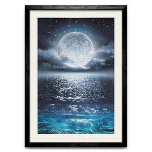 Puede incluir: Una luna llena brilla intensamente sobre un océano azul oscuro con olas brillantes. La luna está rodeada de nubes y estrellas en el cielo nocturno.