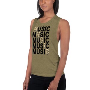 Camiseta deportiva sin mangas con diseño de música en diagonal para mujer, color verde oliva (regalos para músicos)