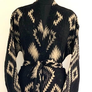 Kimono/accappatoio unisex in misto lana Yak, fatto a mano, speciale invernale, vestaglia da casa, vestaglia con stampa azteca con diamanti geometrici neri, veste tradizionale