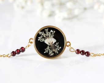 Bracelet Gypsophile & Grenat, Bijou femme plaqué or floral, Cadeau femme fait main, handmade resin jewelry, gift for her