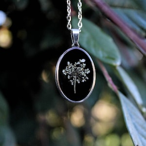 Floral Necklace | Women jewelry dried pressed flowers | Silver stainless steel, resin jewelry | Minimalist jewelry, Christmas gift for her