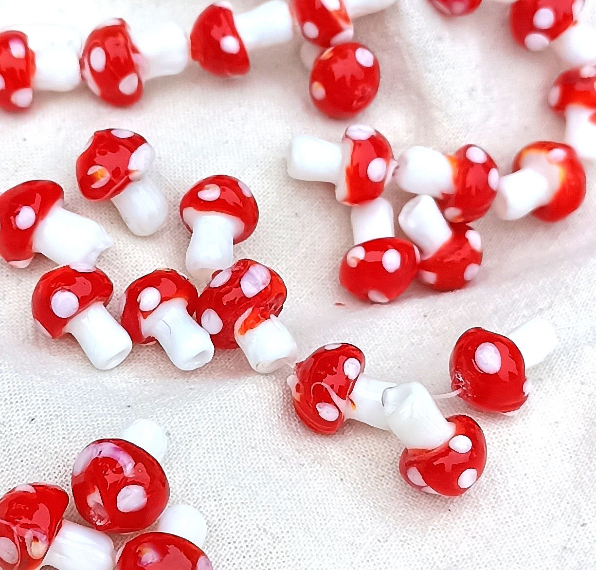 25 Paddestoelen Paddestoelen Lampwork Kralen Handgemaakte Glazen Kralen Vliegenzwam Paddestoel Lucky Mushroom Lucky Charm Lampwork Rode en Witte Bedels Hanger