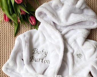 Besticktes personalisiertes weiches weißes BabyKleid | Bademantel für Babys | Teddybär Ohren | Kapuzen robe | Geschenke für Babys | Junge Mädchen