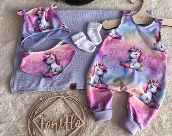 Ensemble de naissance fait main comprenant une couverture en mousseline, une barboteuse, un bonnet et une écharpe pour nouveau-né