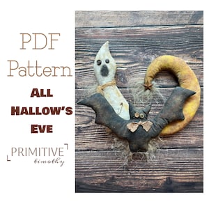 Pode incluir: Decoração de Halloween feita à mão com um fantasma, um morcego e uma lua crescente. O fantasma é branco com olhos de botão, o morcego é cinza escuro e a lua é amarela. O texto "PDF Pattern ALL HALLOW'S EVE" é visível.