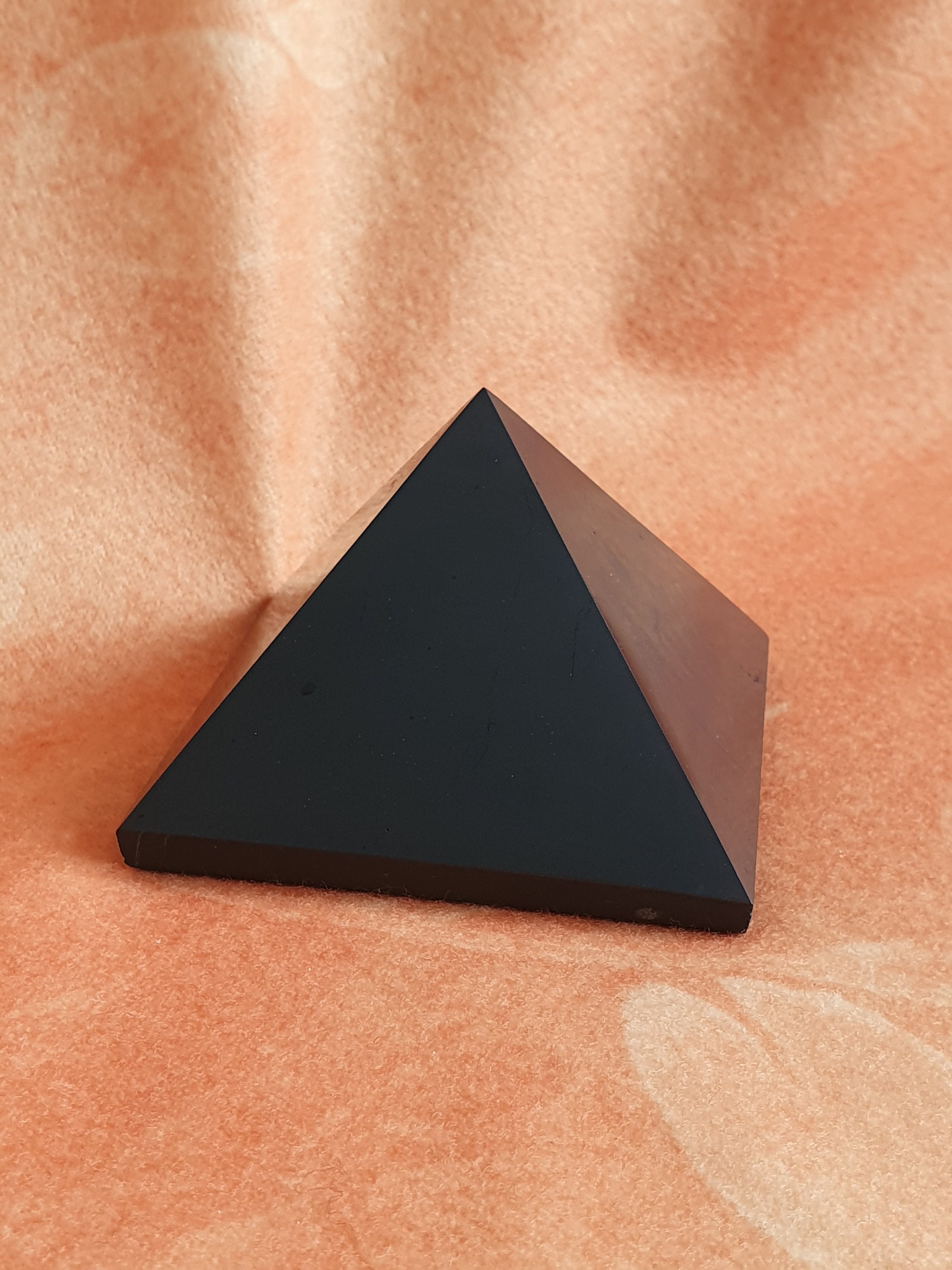 Pyramide Shungite Noire Haute Qualité