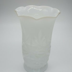 Vintage 6&quot; Hazel Atlas Milk Glass Star Burst Pattern Ruffled Edge Vase