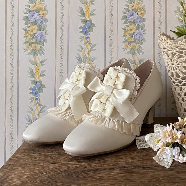 Soft Cream Rococo High Heels Marie Antoinette Shoes Rococo Baroque Costume Bridal Pumps Parisian Wedding Shoes