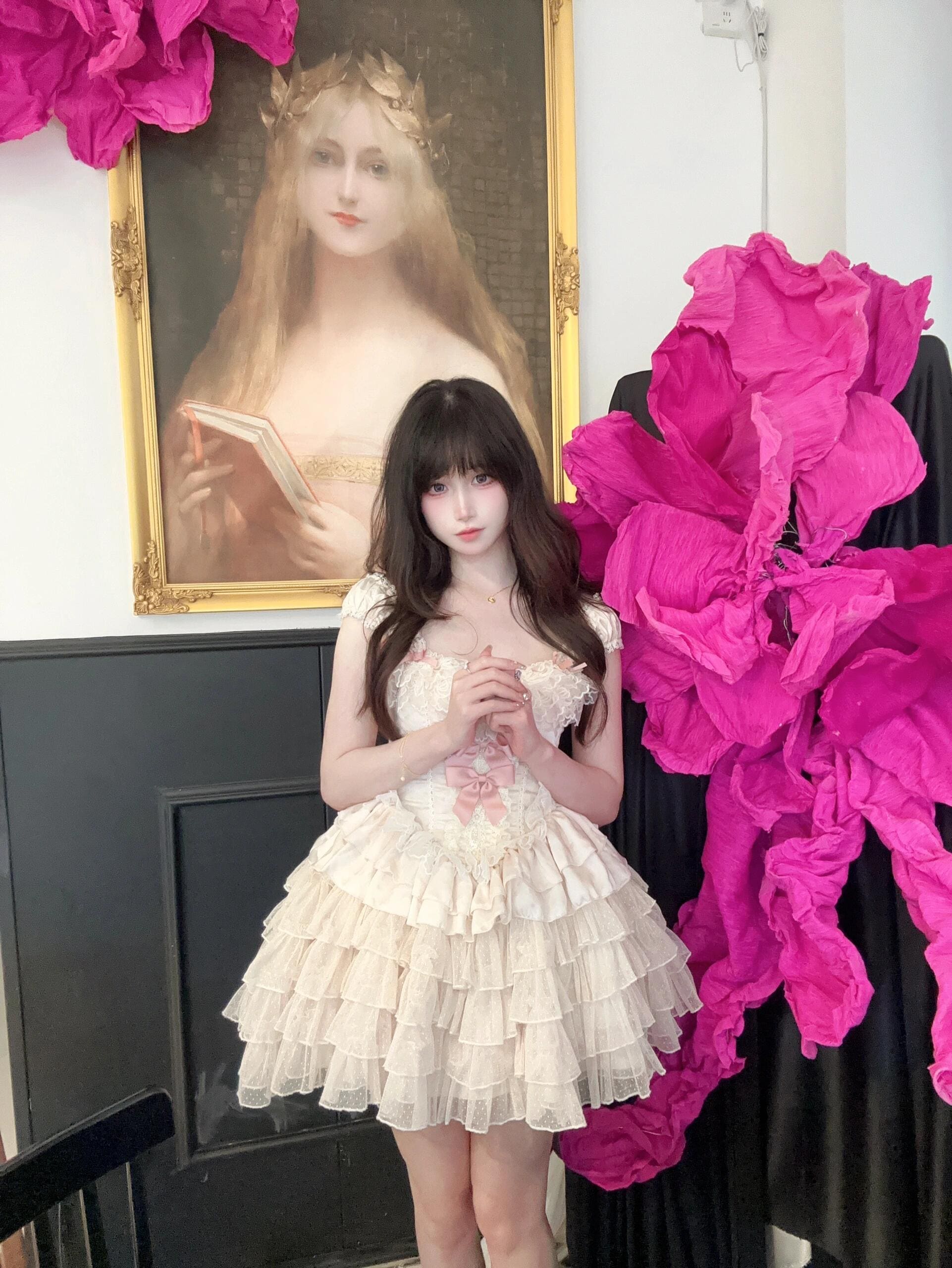 クリーミーなレースのマリー・アントワネット風フリルドレス、ピンクの