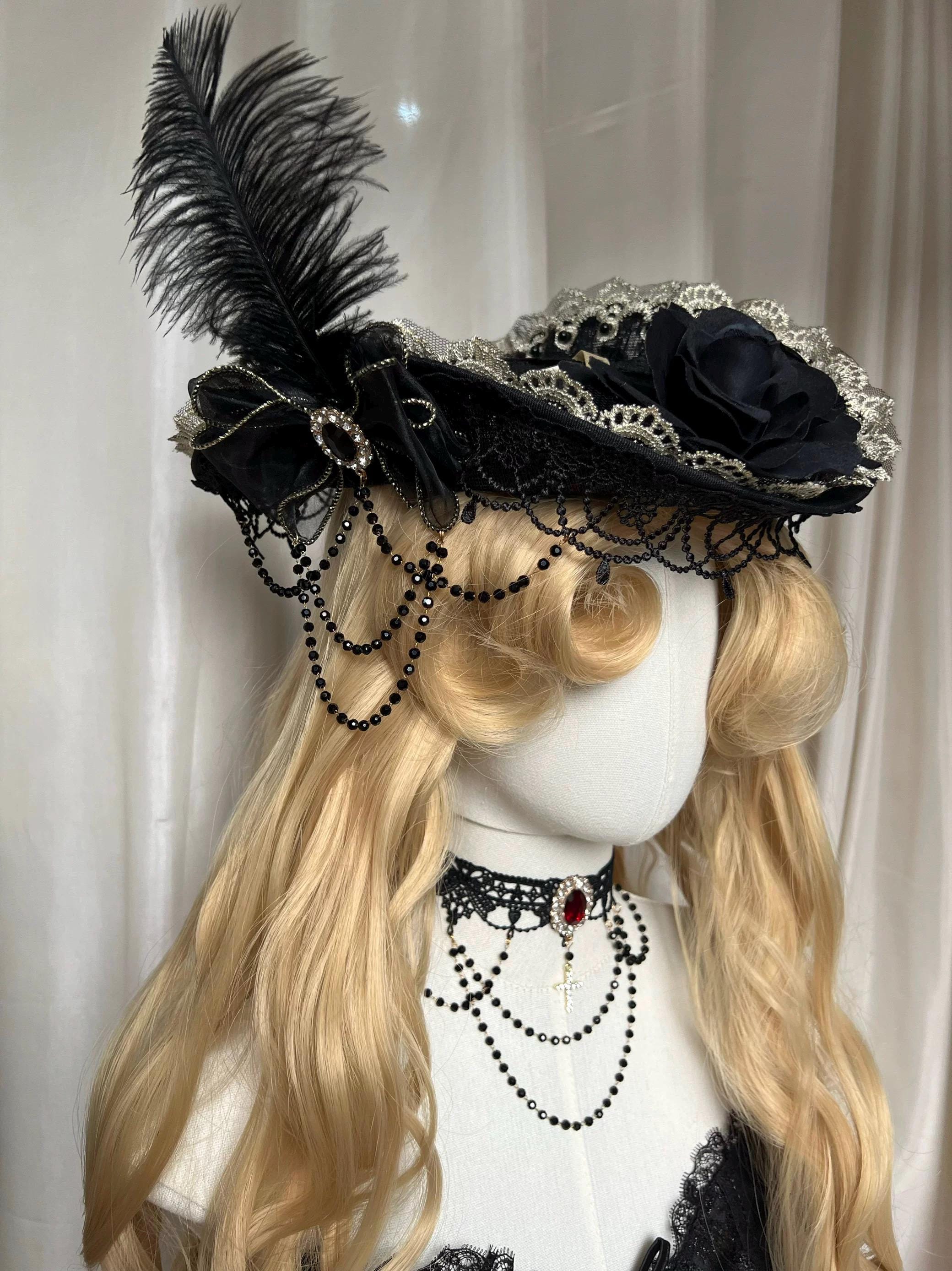 ロココ調コートハット - マリー・アントワネット風の羽根飾り付き
