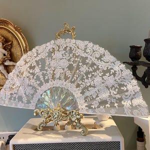 Antique-Inspired Lace & Mother-of-Pearl Hand Fan – Elegant Vintage Decorative Fan for Special Occasions