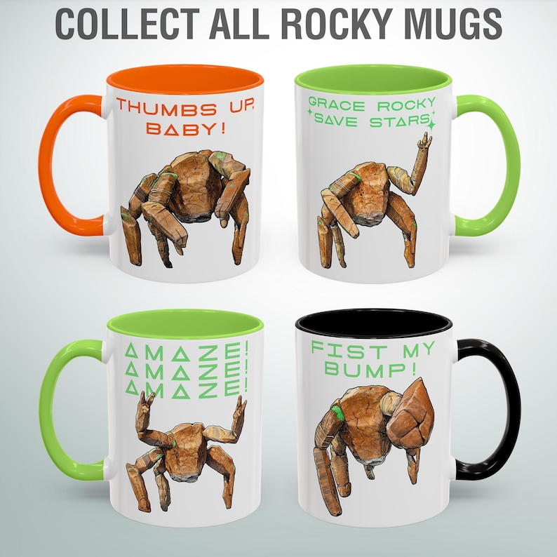 Puede incluir: Cuatro tazas de cer&aacute;mica blanca con asas e interiores coloridos. Cada taza presenta una ilustraci&oacute;n &uacute;nica de una criatura marr&oacute;n con forma de roca con diferentes poses y frases como "Thumbs Up, Baby!" y "Fist My Bump!". El texto "Collect All Rocky Mugs" est&aacute; en la parte superior.