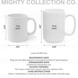 Puede incluir: Dos tazas de cer&aacute;mica blancas con el texto "MIGHTY COLLECTION CO.". La taza m&aacute;s peque&ntilde;a mide 9,5 cm de alto y 8 cm de ancho, con capacidad para 0,33 l. La taza m&aacute;s grande mide 11,7 cm de alto y 8,7 cm de ancho, con capacidad para 0,44 l. Las tazas son aptas para microondas y lavavajillas.