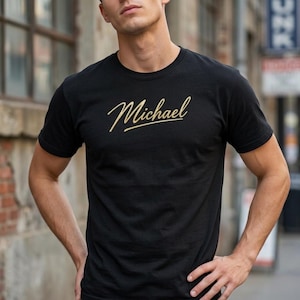 Camiseta con texto personalizado - Nombre personalizado en letras doradas: Michael, Athena, William - Camiseta con nombre personalizado - Camiseta con texto personalizado - Camiseta con texto personalizado