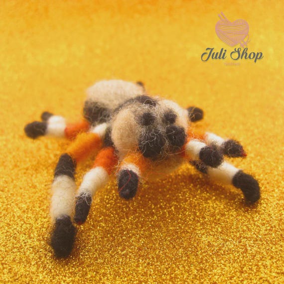 Ragno in feltro di lana fatto a mano, figura decorativa di