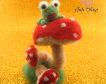 Needle Felted Wool Frog and Sponge Ornament | Handmade Needle Felted Frog | Felted Wool Sponge Ornament | Needle Felted Animal Decoration