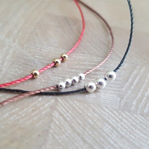 Schiebeknoten Freundschaftsarmband, Versprechen Armband, Verstellbares Armband, Zierliches Armband mit winzigen Perlen, Rotes Schnur Armband