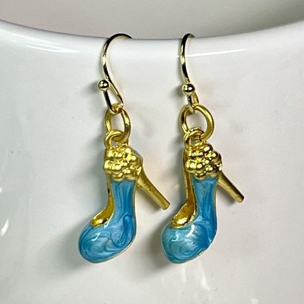 Hellblaue Stiletto High Heel Ohrringe mit Gold Heel Detail - Glänzende Perlmutt Emaille - Vergoldete Ohrhaken