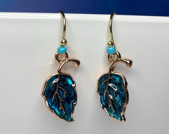 Blaue Emaille Blatt Ohrringe mit winzigen Rocailles Perlen Akzenten und passenden vergoldeten Haken