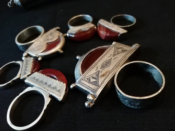 6 old Tuareg rings with a beautiful cornaline agat