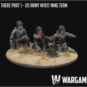 Może przedstawiać: Miniaturowe figurki zespołu US Army M1917 MMG z serii "Over There Part 1". Zespół składa się z trzech żołnierzy w oliwkowych mundurach, obsługujących karabin maszynowy na piaszczystej podstawie. Obraz zawiera tekst "W Wargaming".