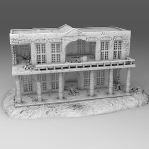 Può includere: Un modello dettagliato in scala di grigi di un edificio a due piani in stato di degrado. La struttura presenta colonne, porte ad arco e molte finestre. La facciata dell'edificio mostra segni di agenti atmosferici e danni.