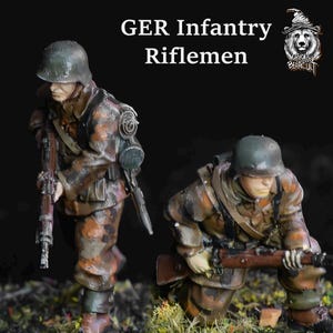 Puede incluir: Dos figuras en miniatura de soldados de infantería alemanes con uniformes de camuflaje, cascos y rifles. Una figura está de pie, la otra arrodillada. Las figuras están sobre un fondo oscuro con el texto "GER Infantry Riflemen" en la parte superior.