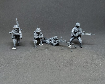 Könnte beinhalten: Miniaturfiguren von Soldaten in Kampfposen. Eine Figur rennt mit einem Gewehr, eine andere kniet und eine dritte liegt und zielt mit einem Maschinengewehr. Die Figuren sind in Grautönen bemalt und vor einem dunkelgrauen Hintergrund platziert.