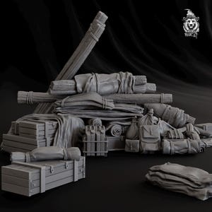 Puede incluir: Imagen en escala de grises de un diorama en miniatura que representa un campamento rústico. Incluye un refugio hecho de vigas de madera y haces de paja. La escena incluye cajas de madera, mantas enrolladas, mochilas y otros suministros de acampada, creando un campamento en miniatura detallado.
