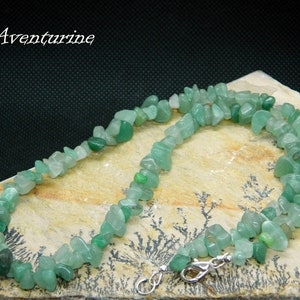 Peut inclure: Un collier de pierres de chips d'aventurine verte avec un fermoir argenté. Le collier est fait de pierres naturelles et mesure environ 45 cm de long.