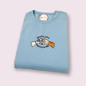 Tienes un amigo en mí Suéter / camiseta / sudadera con capucha / cuello redondo bordado de Buzz Woody / regalo para ella, regalo para él / amistad imagen 2