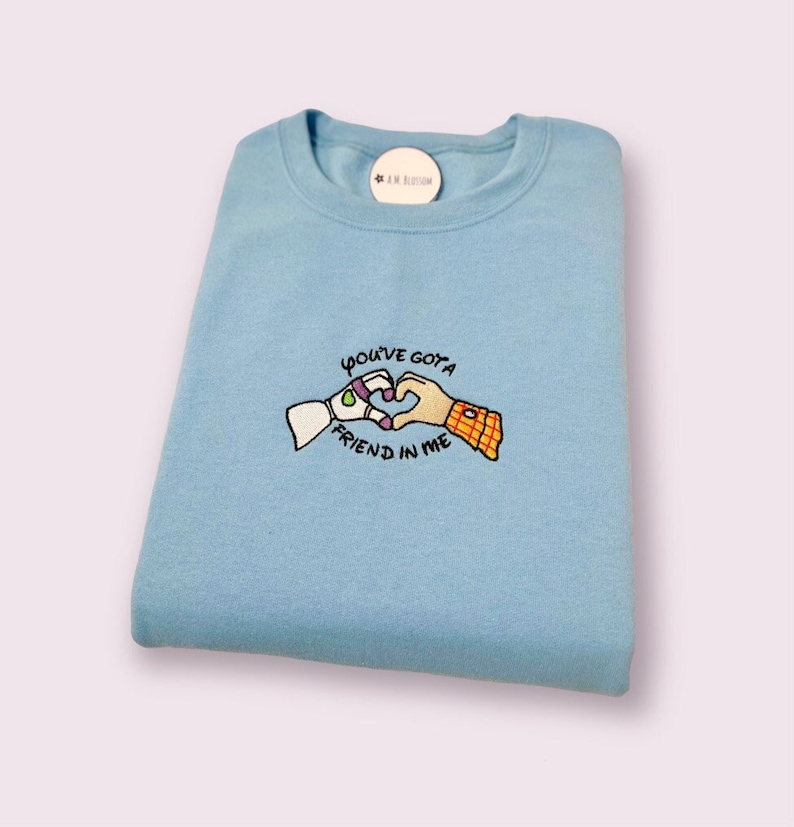 Tienes un amigo en mí Suéter / camiseta / sudadera con capucha / cuello redondo bordado de Buzz Woody / regalo para ella, regalo para él / amistad imagen 2
