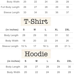 Puede incluir: Tabla de tallas para estilos de cuello redondo, camiseta y sudadera con capucha. Las medidas est&aacute;n en pulgadas para la longitud del cuerpo, el ancho del cuerpo, la longitud total del cuerpo y la longitud de la manga. Las tallas van de la S a la 2XL.