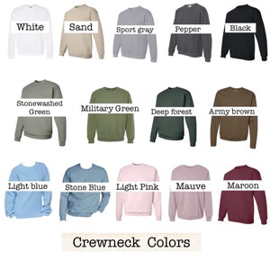 Puede incluir: Una tabla de 15 colores diferentes de sudaderas con cuello redondo. Los colores son: Blanco, Arena, Gris deportivo, Pimienta, Negro, Verde lavado a la piedra, Verde militar, Bosque profundo, Marr&oacute;n ej&eacute;rcito, Azul claro, Azul piedra, Rosa claro, Malva y Marr&oacute;n.