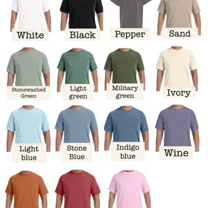 Puede incluir: Un gr&aacute;fico que muestra 15 colores de camiseta diferentes. Los colores son: Blanco, Negro, Pimienta, Arena, Verde deslavado, Verde claro, Verde militar, Marfil, Azul claro, Azul piedra, Azul &iacute;ndigo, Vino, &Ntilde;ame, Ladrillo y Rosa claro.