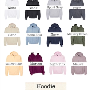 Puede incluir: Un gr&aacute;fico que muestra 12 colores diferentes de sudaderas con capucha. Los colores son: Blanco, Negro, Gris Deportivo, Pimienta, Arena, Azul Piedra, Azul Marino, Verde Militar, Amarillo Niebla, Marr&oacute;n, Rosa Claro y Malva. El texto "Colores de sudaderas con capucha" est&aacute; en la parte inferior del gr&aacute;fico.