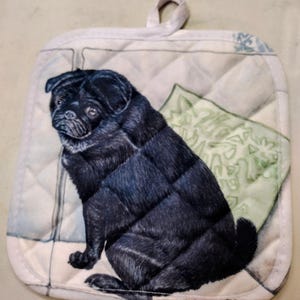 Peut inclure: Manique de cuisine matelassée avec une illustration de bouledogue noir. Le gant a un fond blanc avec un motif en losange et un motif d'oreiller vert. Comprend une boucle de suspension.