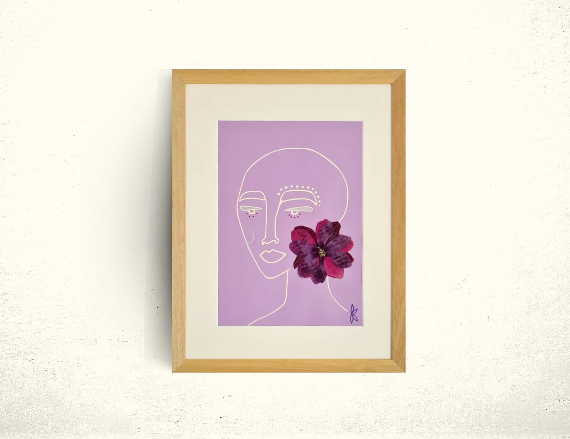 Monica - Portrait Fleuri à La Boucle d'oreille Cyclamen