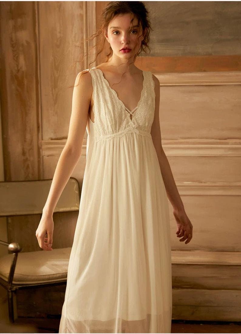 Vintage Nightgown Elegant Sleeveless Lace Long Victorian Nightgown