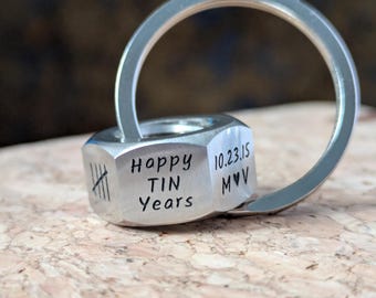Brelok do kluczy z grawerunkiem 10 Tally Marks w kształcie orzecha, prezent na 10. rocznicę dla pary