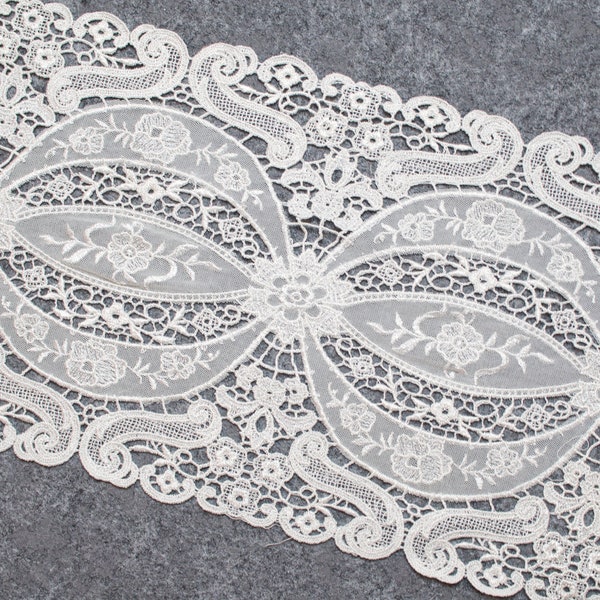 Vintage Circle and Paisley Venice Lace Trim 8.5" Wide in Natural White