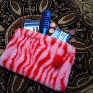 Rosa e laranja Tiger Stripe grande retro diva hippy funky louco peculiar embreagem maquiagem armazenamento de cosméticos tablet telefone bolsa bolsa zip pompom