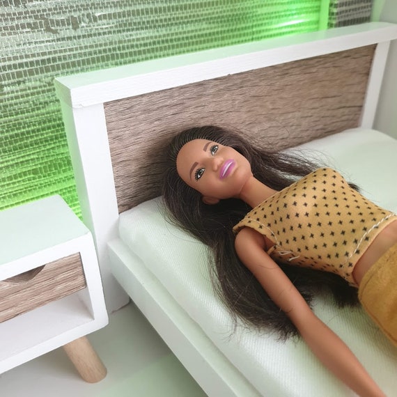 Cama Doble Miniatura 1/20 Con Ropa De Cama Para Casa De Muñecas | Mueble De Dormitorio Realista Con Detalles Tallados | Accesorio Decorativo Para Exposiciones Y Fotografía