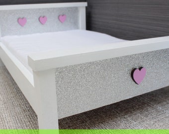 Cama doble a escala 1:6 para muñeca de 30 cm, blanca y plateada con corazones - Muebles modernos para muñecas
