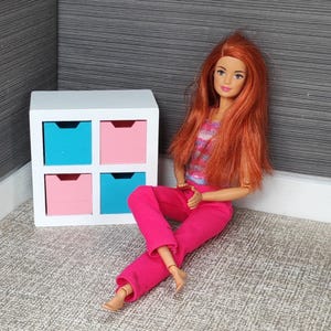 Unità di stoccaggio a 4 cubi per casa delle bambole con 4 scatole, colori a scelta, scala 1:6, cubi in miniatura