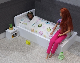 Cama de casa de muñecas en miniatura: muebles modernos de madera blanca a escala 1/6