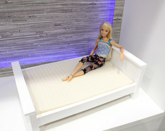 Miniatur Puppenhaus Bett passend für Barbie Puppenmöbel – Maßstab 6 – Maßstab 1:6 für Puppenzimmer – Weiß