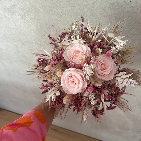 Brautstrauß, Trockenblumenstrauss in Pasteltönen mit Infinity Rosen, Pampas, Dried Flowers