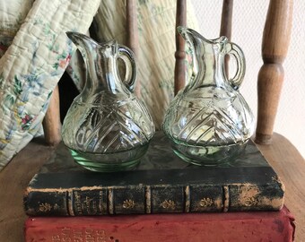 Conjunto de aceite y vinagre, aceite y vinagre, aceite de vidrio y vinagre, botella de aceite, botella de vinagre, botellas de vidrio, una gema francesa, una gema francesa vintage