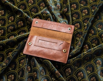 Tabakstasje van buffelleer: tweevoudig portemonneehoesje